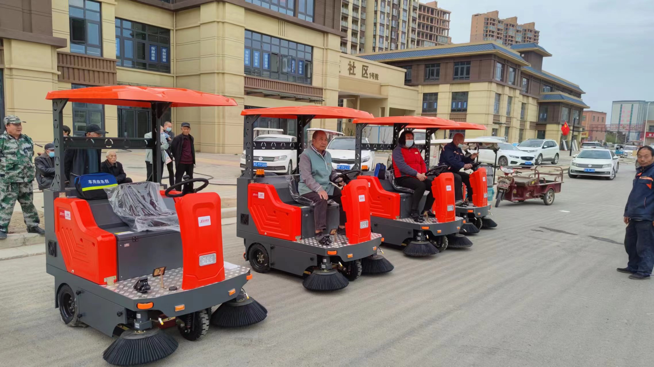 鄭州某小區(qū)采購(gòu)駕駛式掃地機(jī)