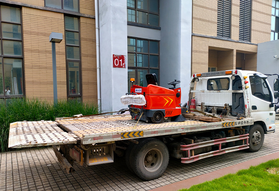 鄭州冠潔環(huán)保科技掃地車(chē)鄭州1050掃地機(jī)送貨