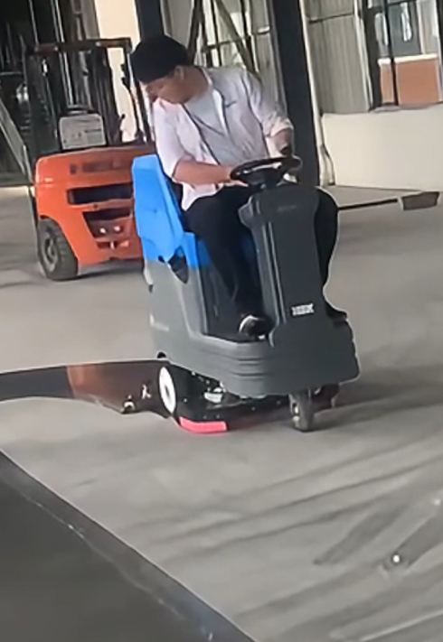  工業(yè)洗地機技術(shù)迭代：從機械清潔到智能生態(tài)